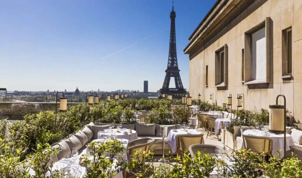 La Suite Girafe is a rooftop restaurant in Paris